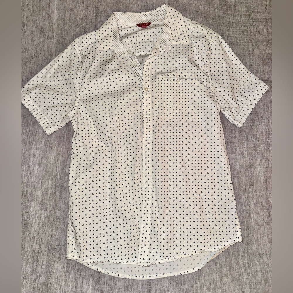 Men’s Medium Guess White Geometric Print Short Sleeve Button Up Shirt